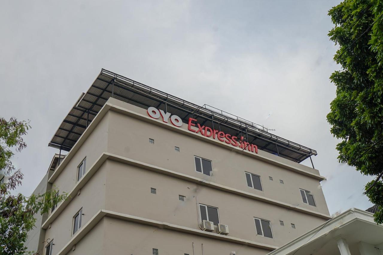 Oyo 616 Express Inn Palembang Extérieur photo