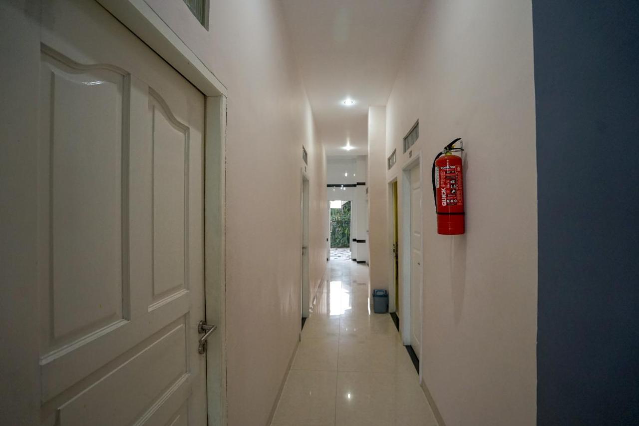 Oyo 616 Express Inn Palembang Extérieur photo