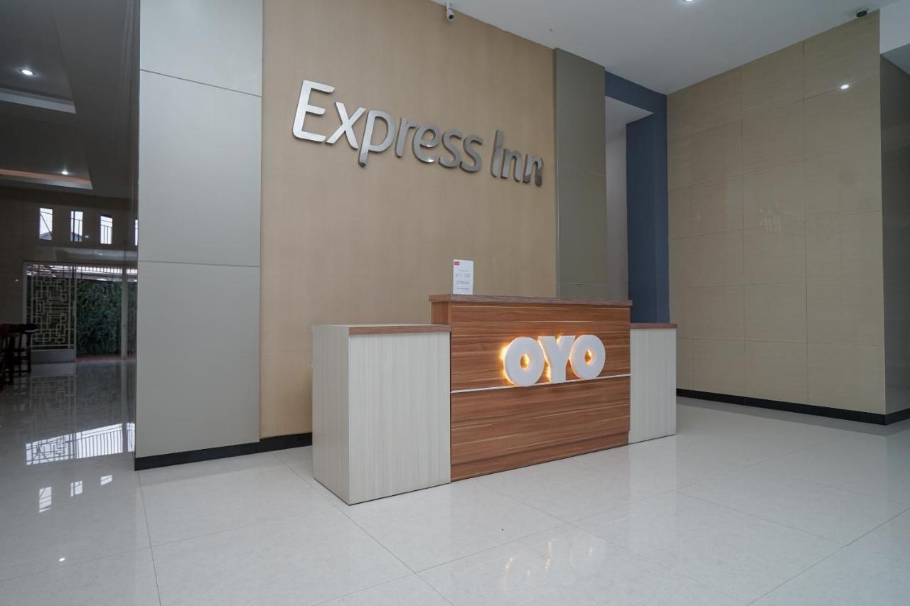 Oyo 616 Express Inn Palembang Extérieur photo