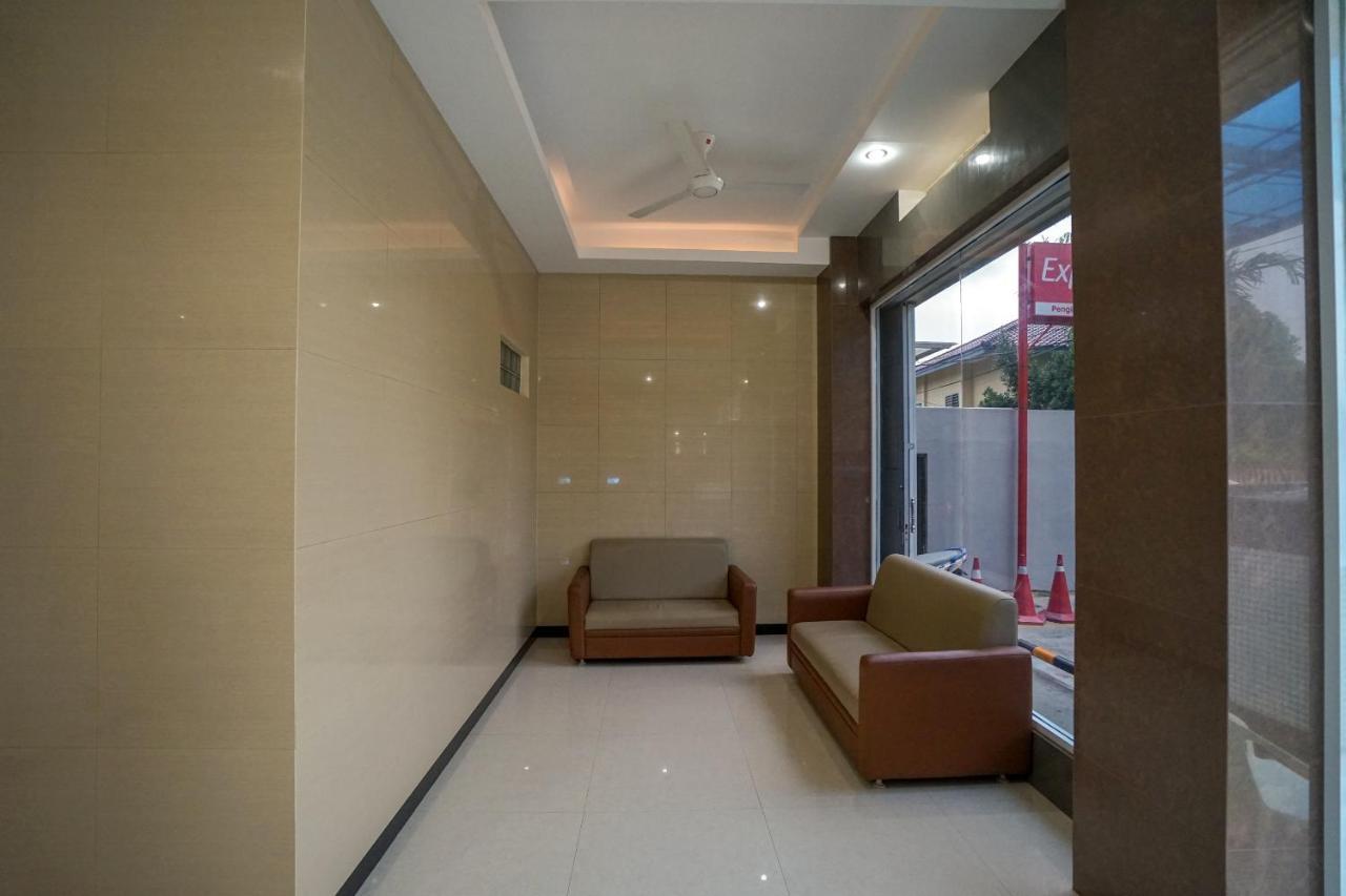 Oyo 616 Express Inn Palembang Extérieur photo