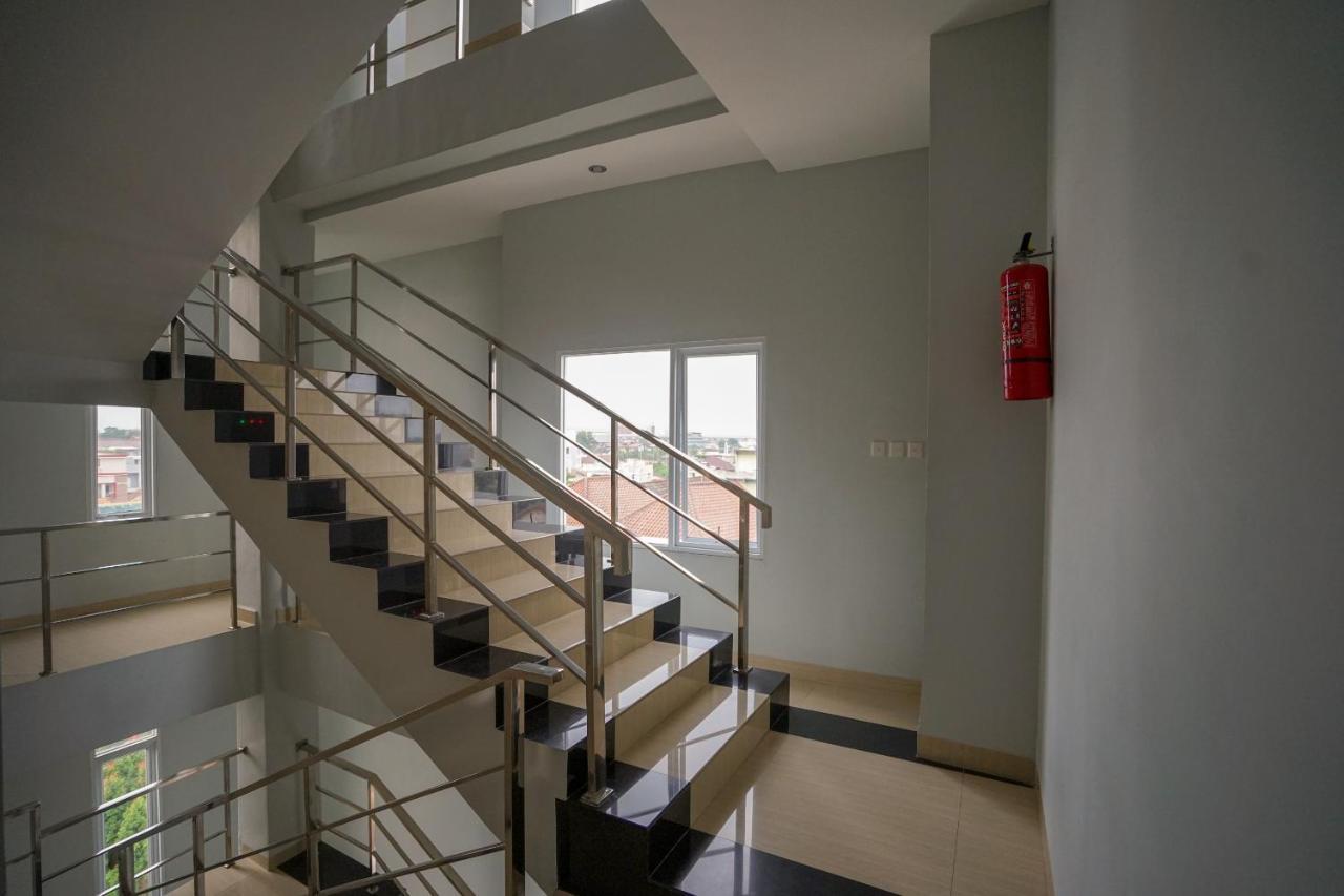 Oyo 616 Express Inn Palembang Extérieur photo
